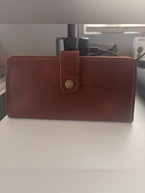 Like New- Classic Brown Leather Wallet with Snap Closure